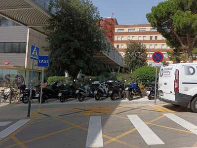 Parada de taxis del carrer de Santa Rosa, 44 – consultes / urgències.