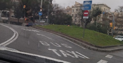 Carril bus-taxi del carrer dels Vergós amb plaça de l'Orient