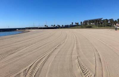 La platja del Litoral neta després de les tasques de neteja