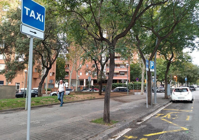 Microparada senyalitzada a av. de Sarrià, 119 (amb c/ d'Agustina Saragossa)