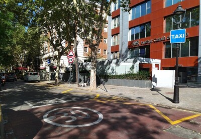 Millora de la senyalització de la parada de taxis propera a l'Institut Català de la Retina