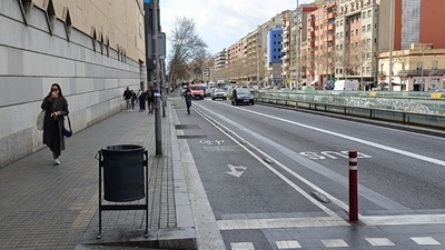 Lateral Gran Via, abans d'arribar a la plaça Espanya